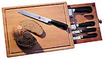Эта деревянная разделочная доска является одновременно удобным ящиком для ножей